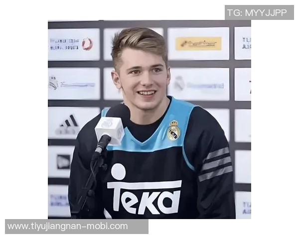 东契奇体重反弹双下巴现身腰腹部游泳圈引发关注